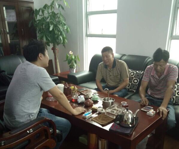亚洲AV色香蕉一区二区三区化工業務蘇經理(左)與江西南康客戶(右)