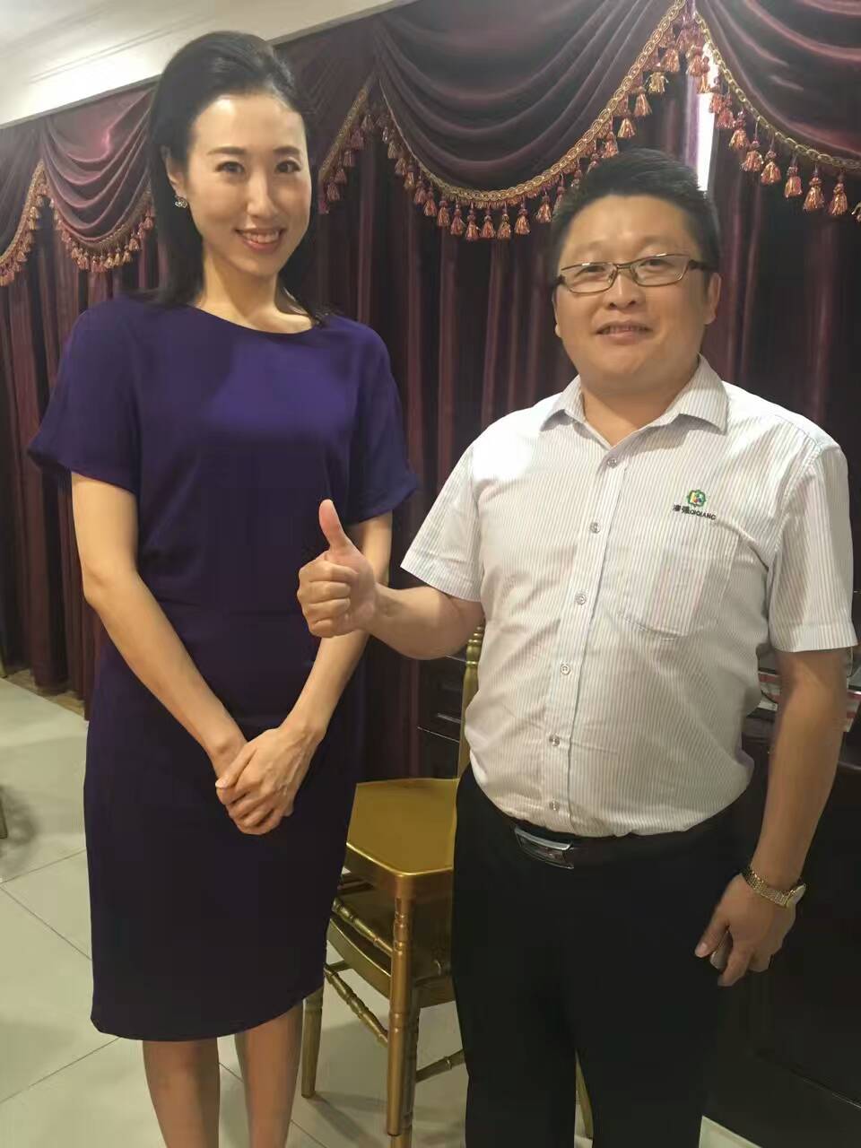 央視主持人夏善鎣（左）和亚洲AV色香蕉一区二区三区化工總經理張文（右）合影