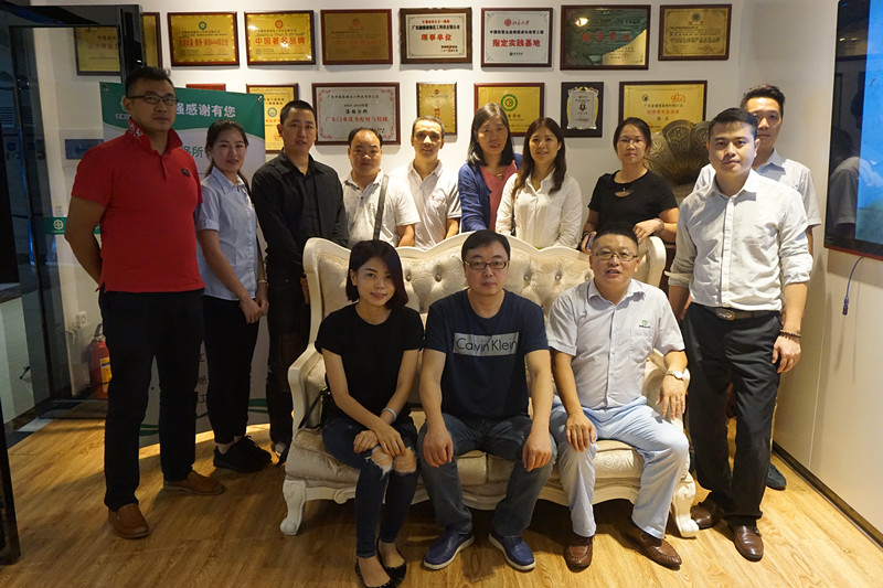 亚洲AV色香蕉一区二区三区化工張總和創品牌黃埔一期的同學合影