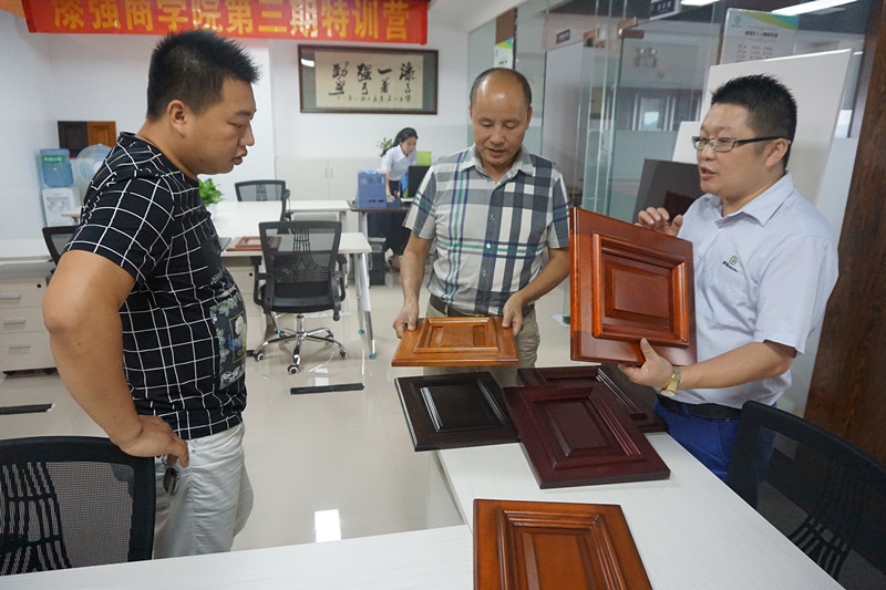 李會長和周理事被亚洲AV色香蕉一区二区三区水性漆所做的產品效果所吸引