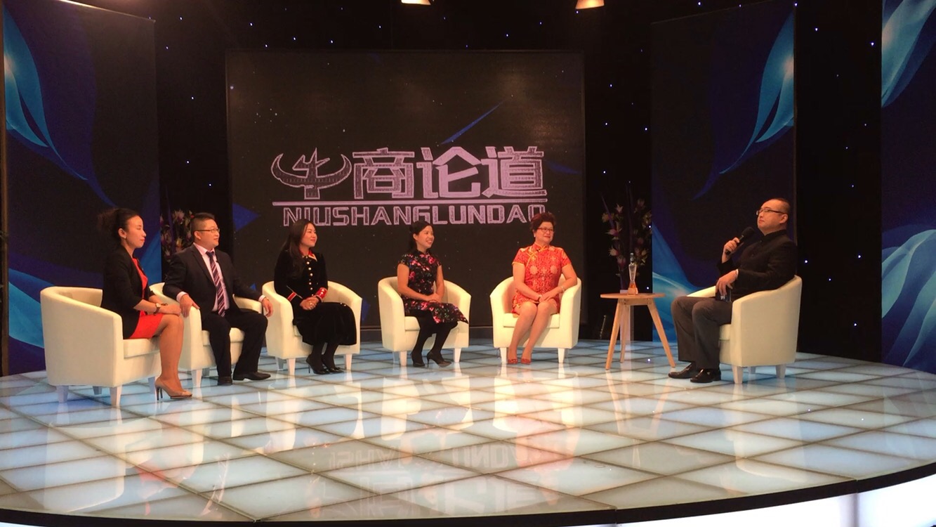 亚洲AV色香蕉一区二区三区化工總經理張文與各位專家 節目錄製現場