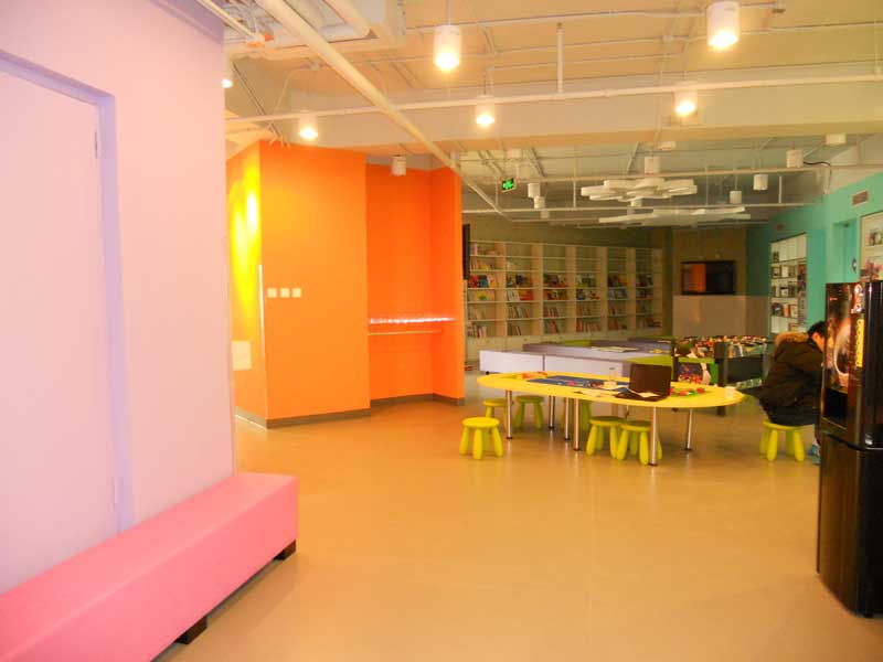 幼兒園塑膠国产香蕉视频與瓷質地磚的優劣