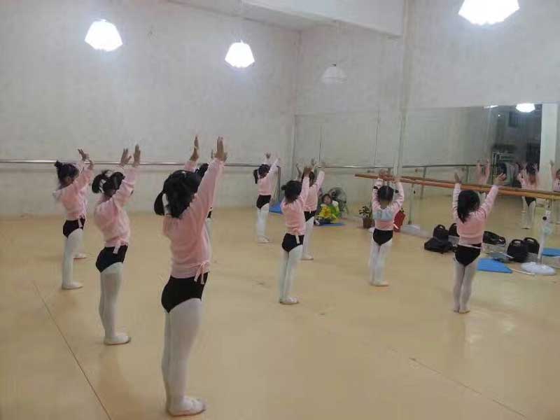 為什麽舞蹈培訓班要選擇專業舞蹈室地膠？